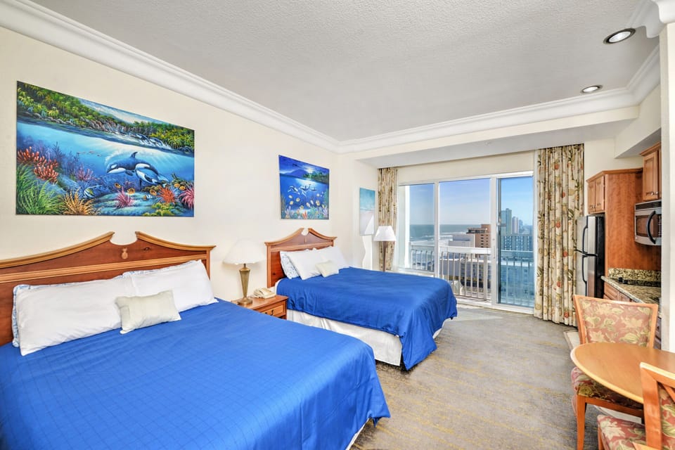 Sleeps 4 in style. Two Queen beds, one stunning ocean backdrop.