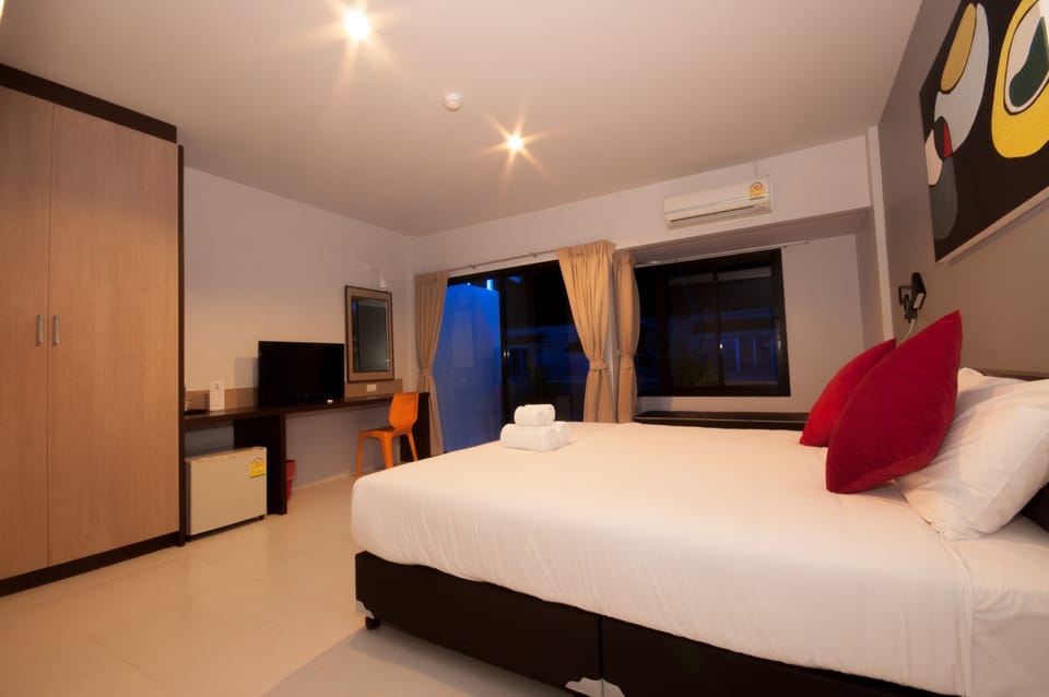Hypo-allergenic bedding, in-room safe, blackout drapes, free WiFi