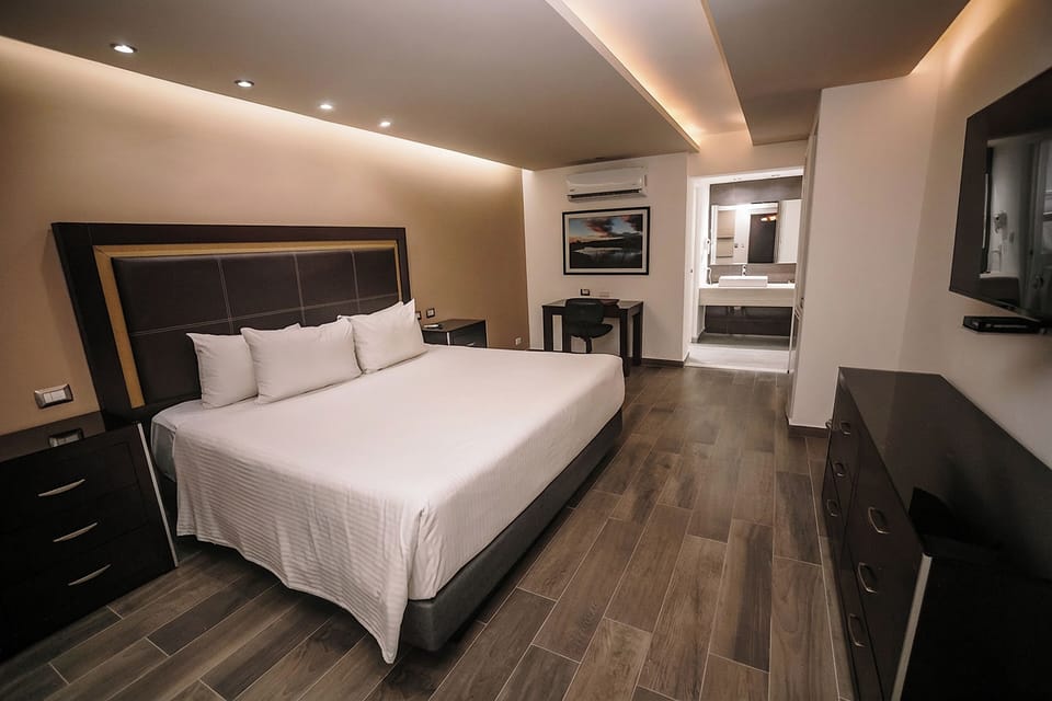 Standard Room, 1 King Bed | Premium bedding, pillowtop beds, in-room safe, desk