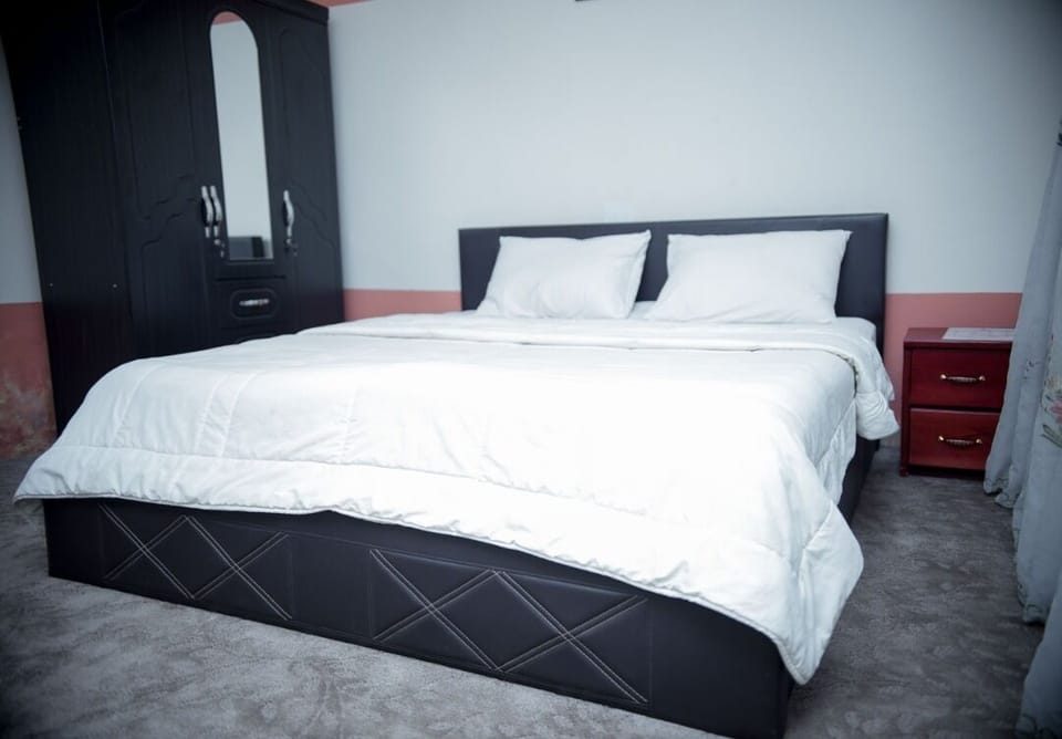 Executive Suite | Minibar, in-room safe, WiFi (free)