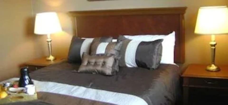 Standard Room, 1 Queen Bed | Desk, iron/ironing board, free WiFi, bed sheets