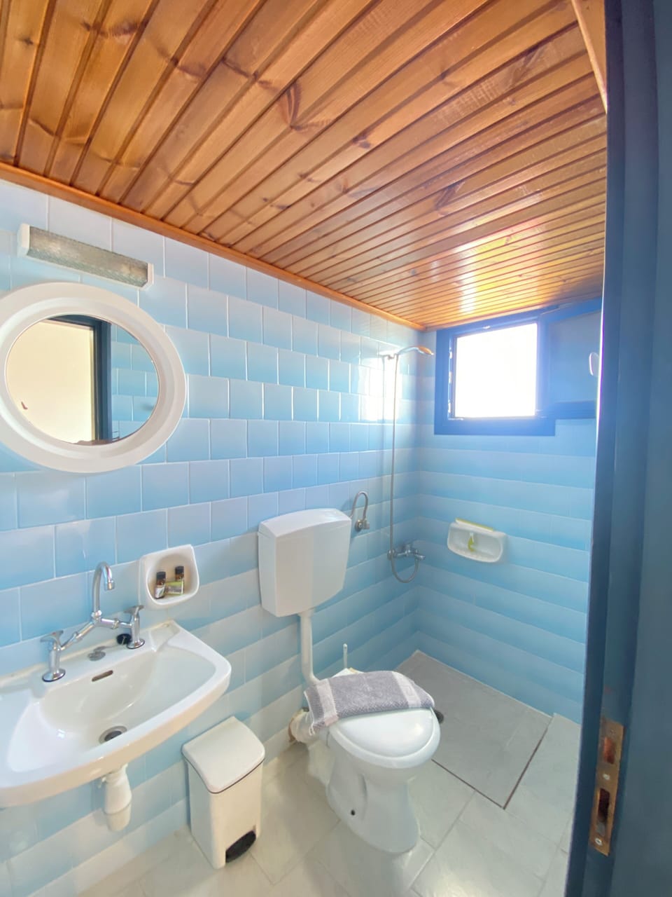 Single Room, Balcony, Sea View | Bathroom | Shower, hair dryer, towels