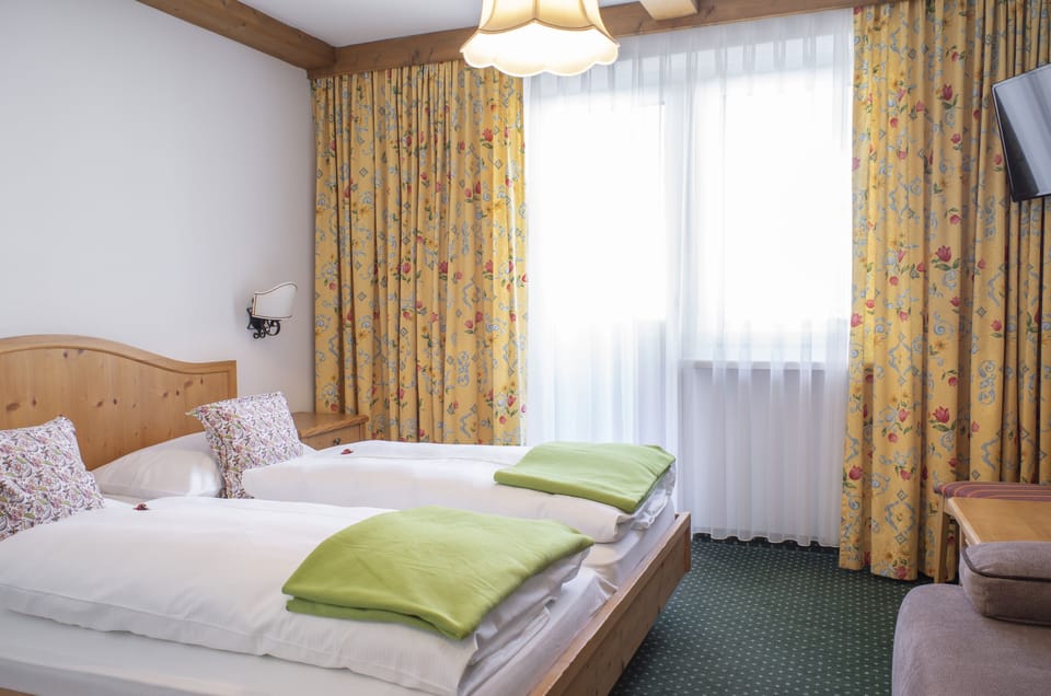 Premium bedding, free cribs/infant beds, free WiFi, bed sheets