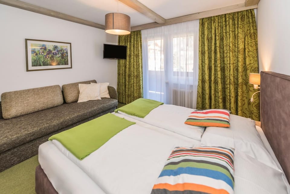 Family Room, Balcony, Valley View (2 seperate bedrooms) | Premium bedding, free cribs/infant beds, free WiFi, bed sheets