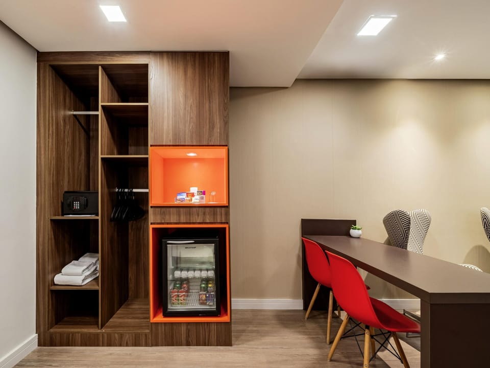 Minibar, in-room safe, laptop workspace, blackout drapes