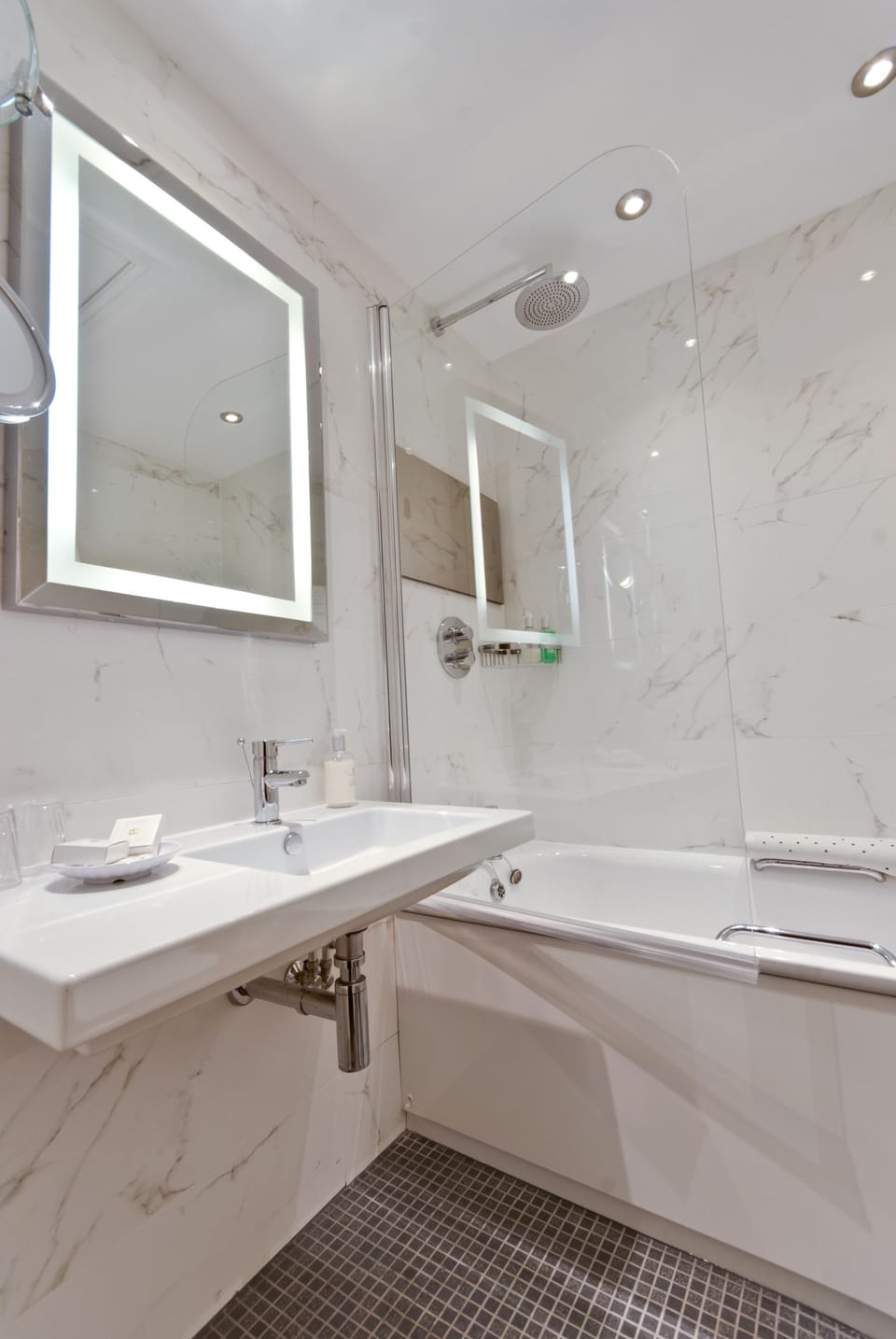 Double Room | Bathroom | Free toiletries, hair dryer, bathrobes