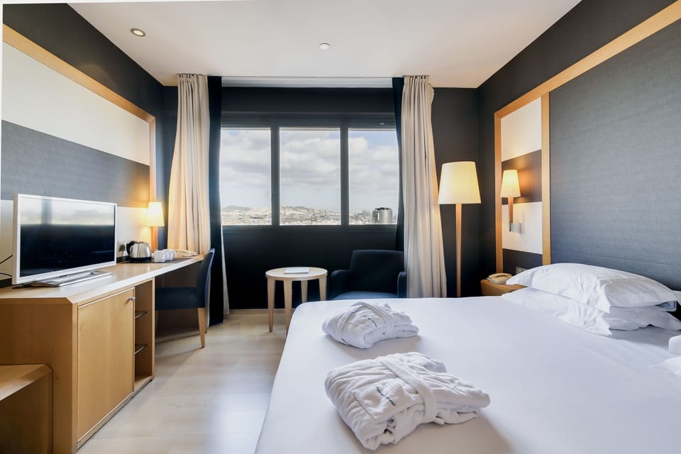 Premium Room | Minibar, in-room safe, blackout drapes, soundproofing