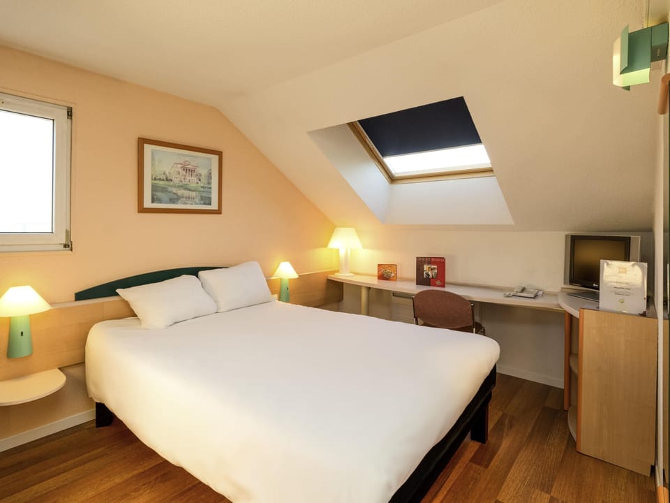 Premium bedding, pillowtop beds, desk, iron/ironing board (on request)