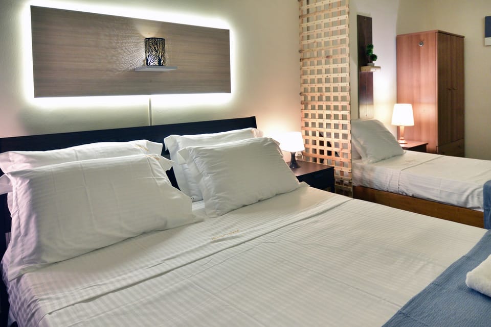 Studio | In-room safe, iron/ironing board, free cribs/infant beds, free WiFi