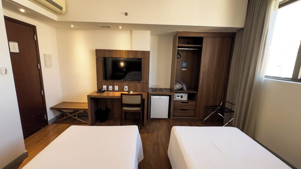 Vivenzo com 2 Camas de Solteiro Superior Kit Cortesia | Minibar, in-room safe, desk, laptop workspace
