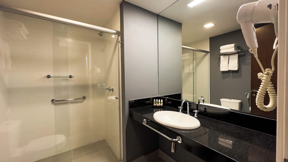 Vivenzo com 2 Camas de Solteiro Superior Kit Cortesia | Bathroom | Shower, free toiletries, hair dryer, towels
