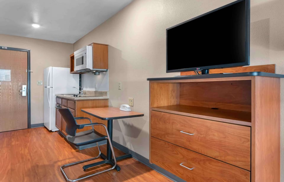 Desk, laptop workspace, iron/ironing board, free WiFi