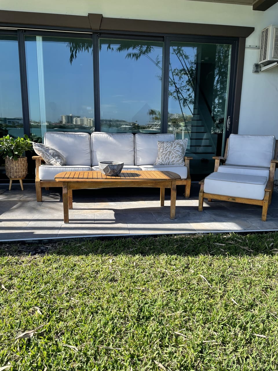 balcony 1 st level with water view, solid wood furniture to enjoy your day!