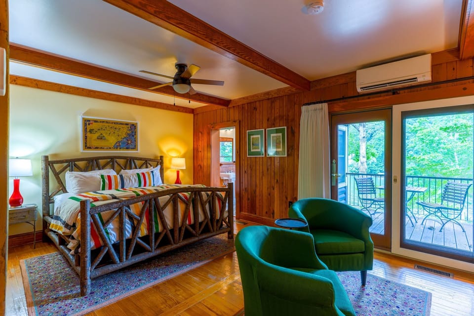 Superior Room | Desk, iron/ironing board, free WiFi, bed sheets