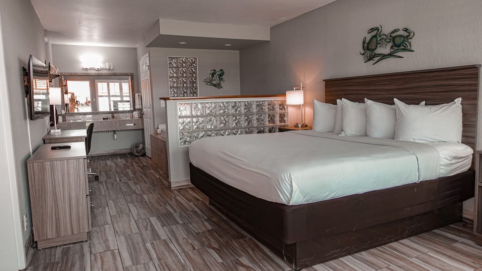 Romantic Suite | Premium bedding, in-room safe, individually decorated