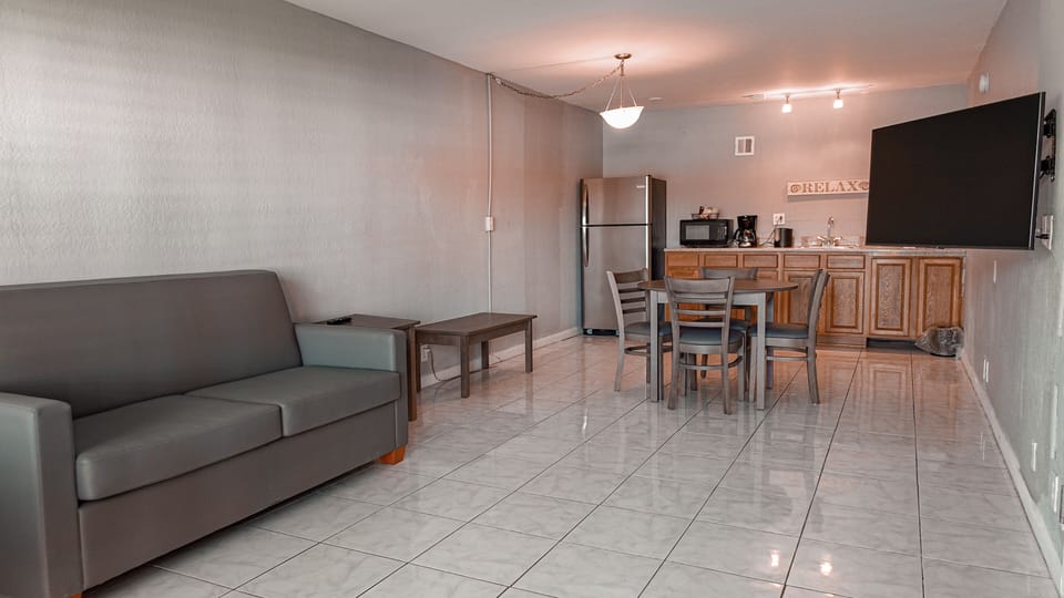 Romantic Suite | Private kitchen | Fridge, microwave, coffee/tea maker