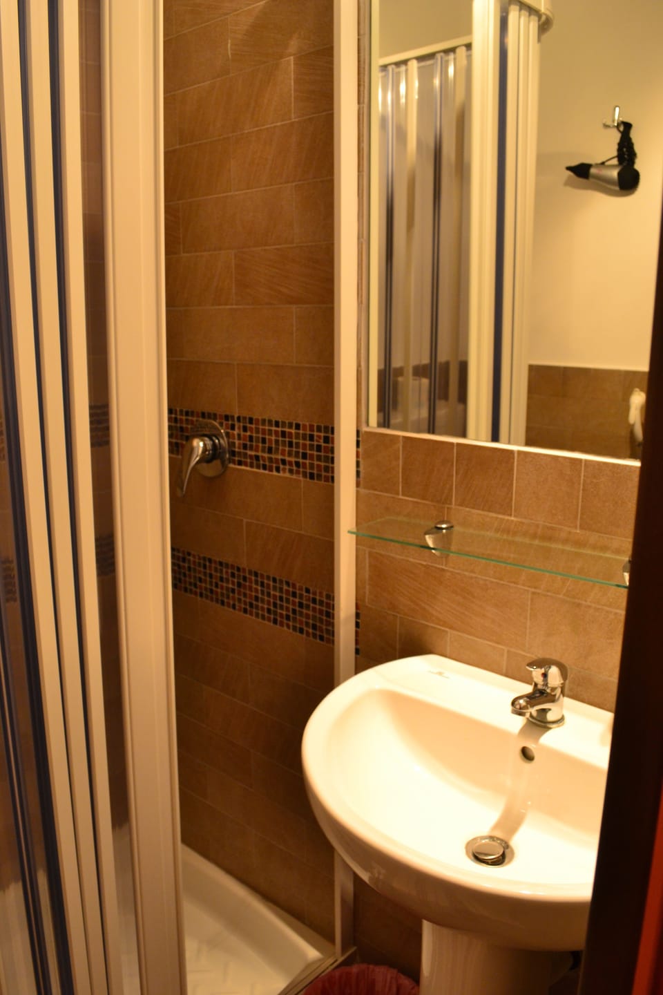 Quadruple Room | Bathroom | Shower, free toiletries, hair dryer, towels