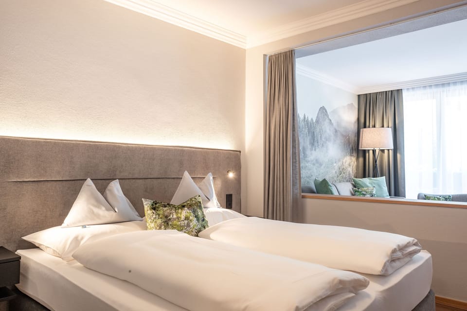 Hypo-allergenic bedding, down comforters, in-room safe, desk