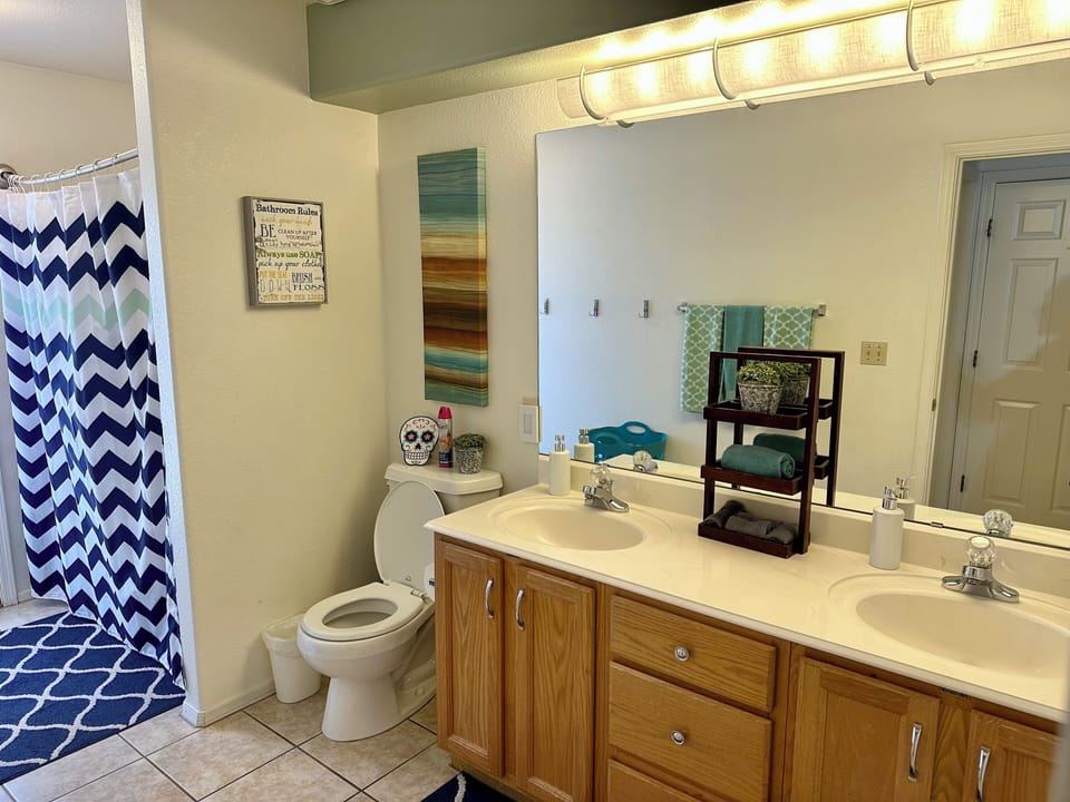 Tub/Shower Combo Common Bath