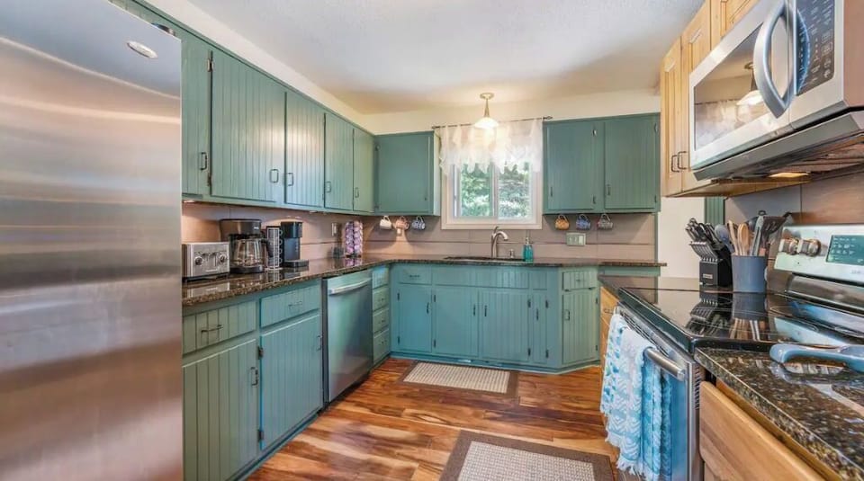 Fully stocked kitchen, keurig, Mr Coffee, blender, kitchen ware/utensils, spices