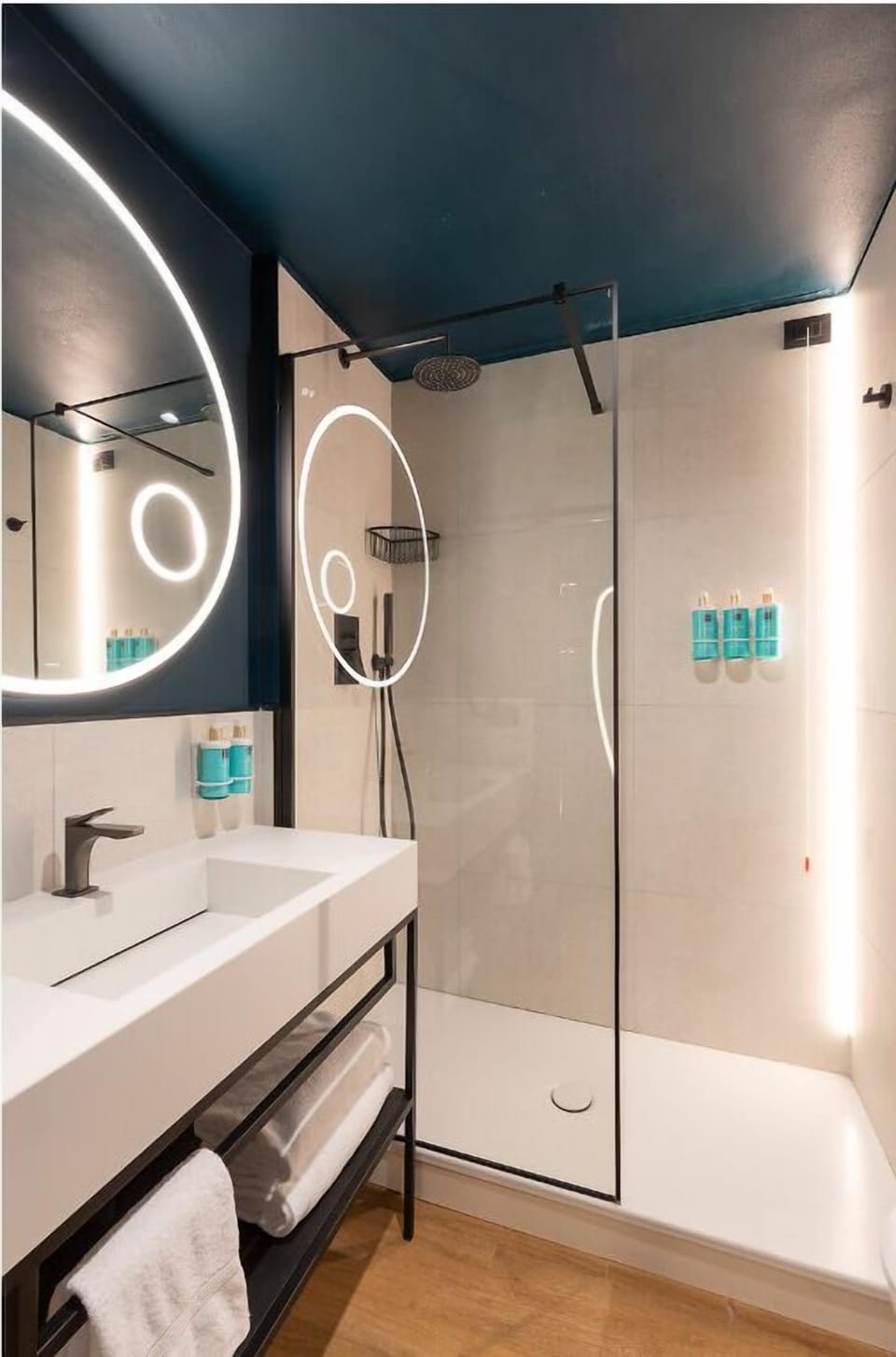 Superior Room, 1 King Bed with Sofa bed | Bathroom | Eco-friendly toiletries, hair dryer, slippers, bidet