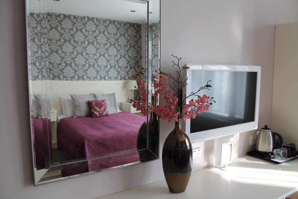 Executive Double Room | Desk, iron/ironing board, free WiFi, bed sheets