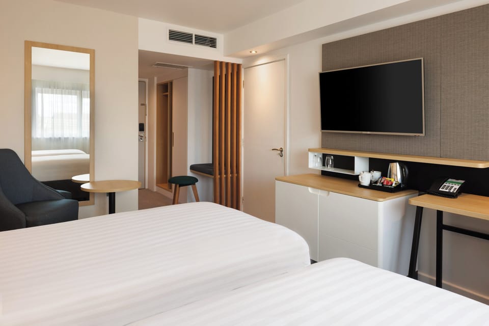 Premium bedding, in-room safe, desk, laptop workspace