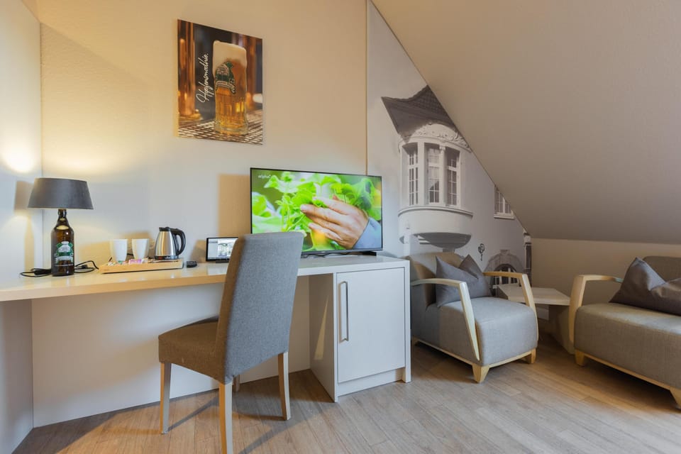 Standard Room, 1 King Bed | Premium bedding, in-room safe, desk, laptop workspace