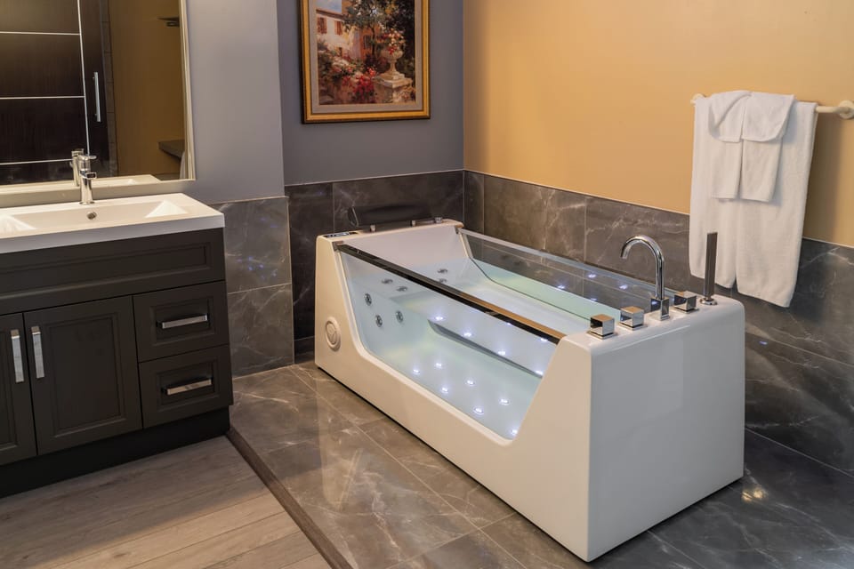 Business Suite, Hot Tub, Sea View | Bathroom | Hair dryer, towels