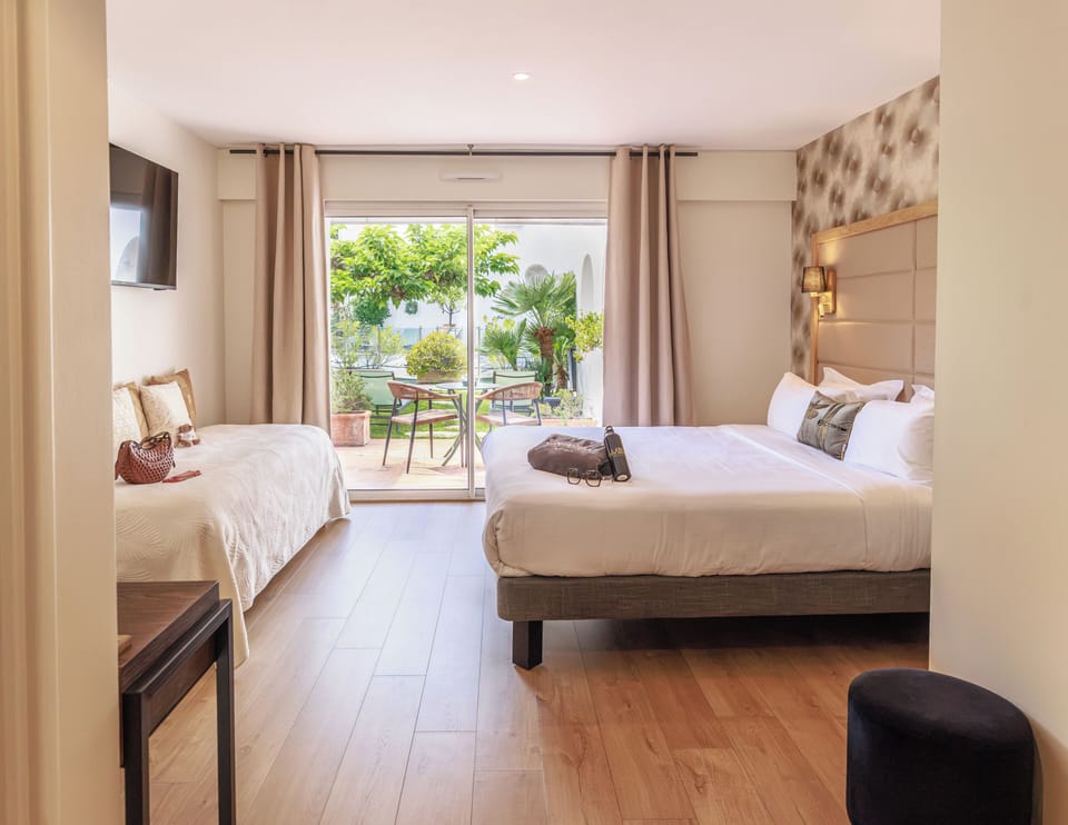 Executive Room, Terrace | Premium bedding, minibar, in-room safe, desk