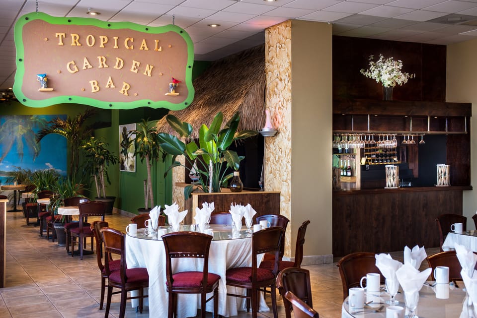 4 restaurants; lunch and dinner served