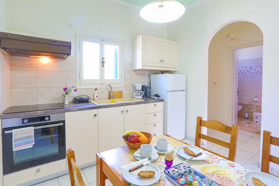 Enjoy lazy breakfasts in functional kitchen