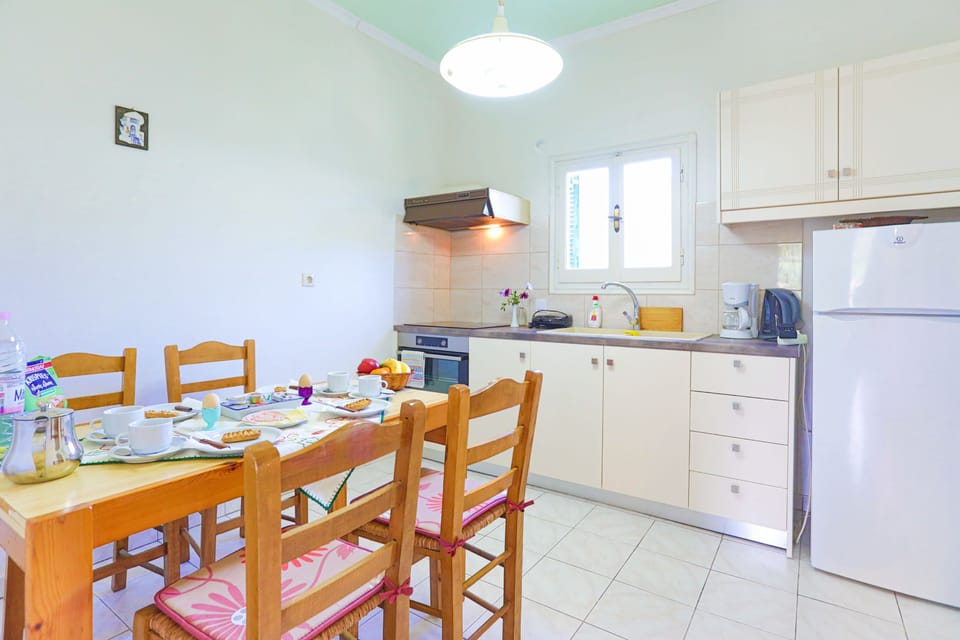 Enjoy lazy breakfasts in functional kitchen