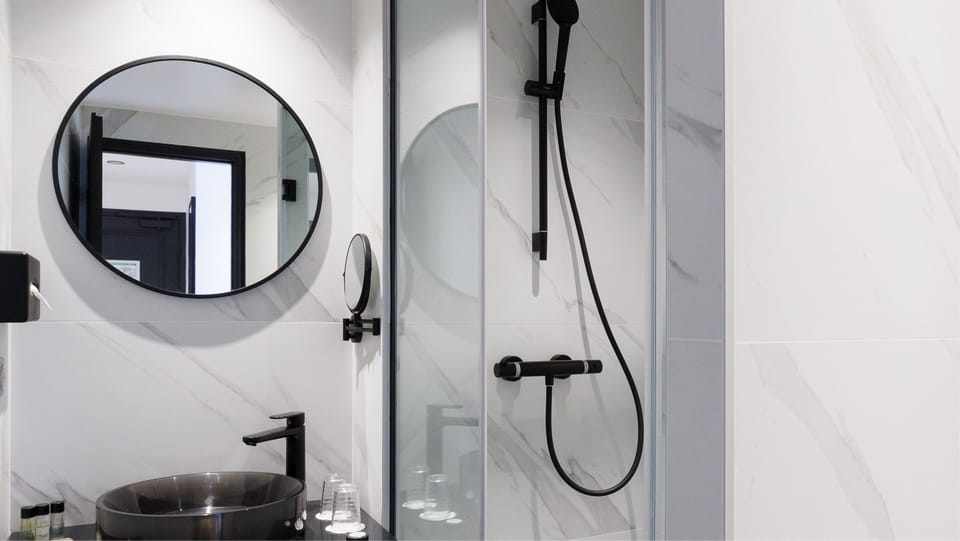 Junior Suite | Bathroom | Shower, free toiletries, hair dryer, towels