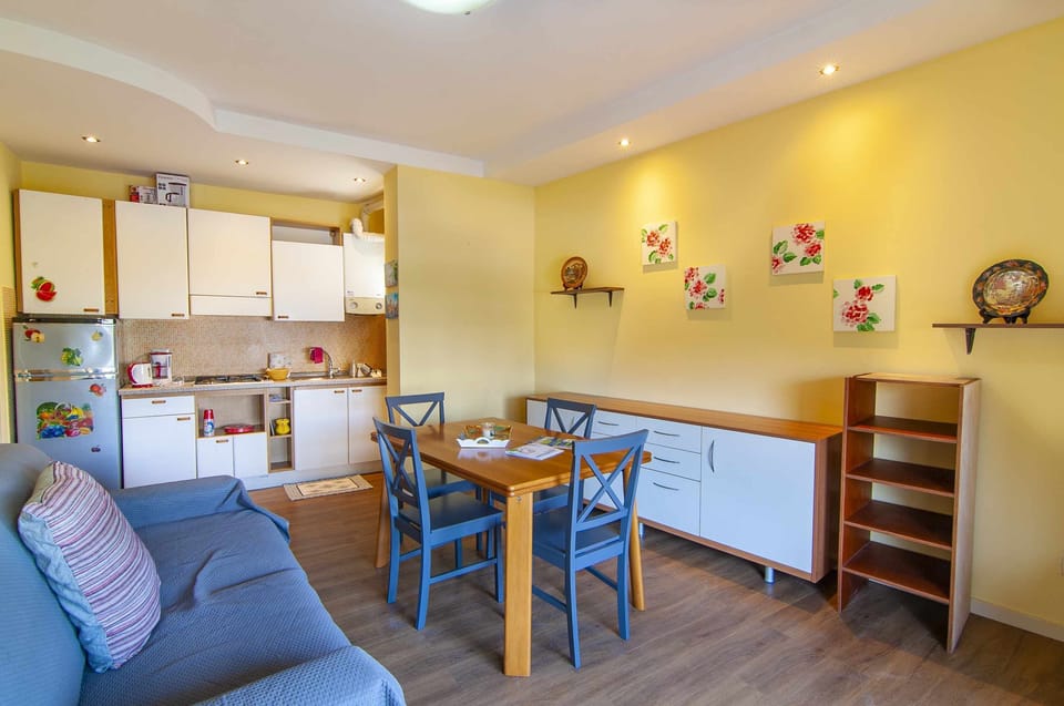 Living room,Dining area