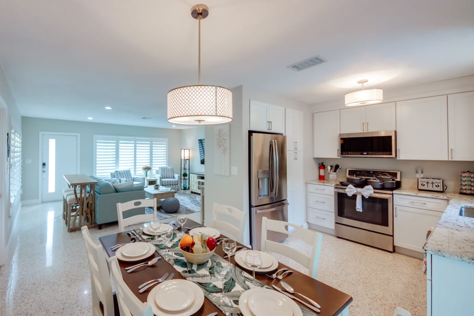 Dining Area | Dishware & Flatware Provided