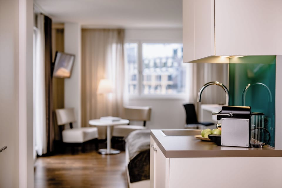 Executive Single Room | Hypo-allergenic bedding available, in-room safe, desk, laptop workspace