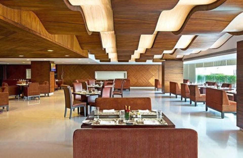 2 restaurants; breakfast, lunch, and dinner served