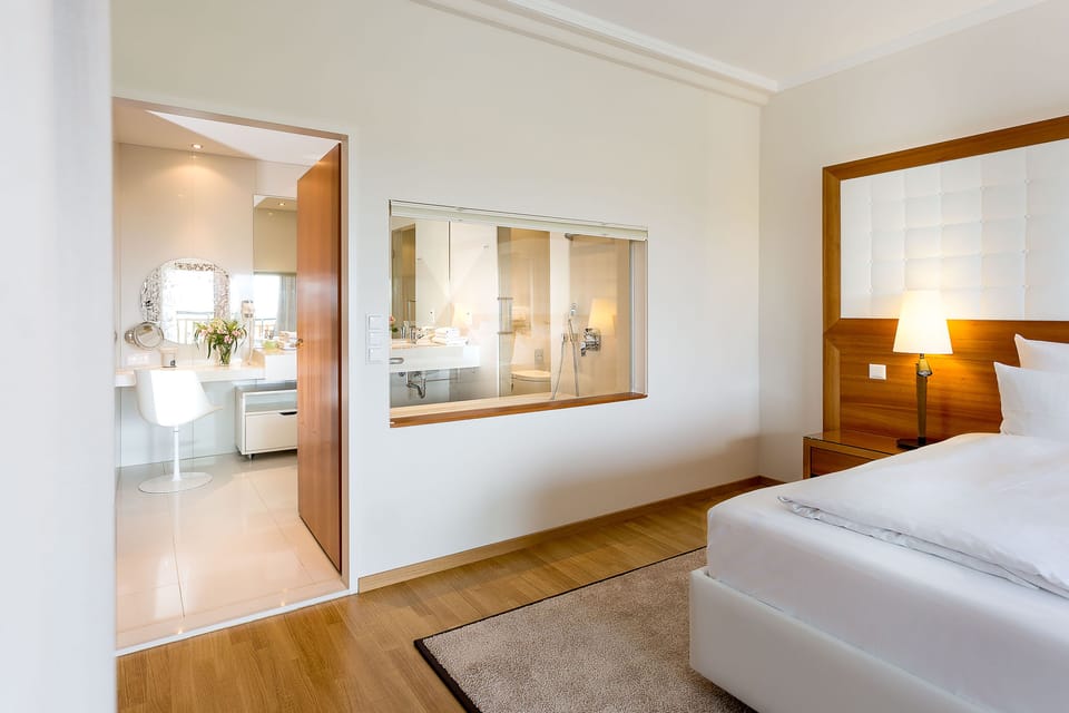 Suite | Bathroom | Deep soaking tub, free toiletries, hair dryer, bathrobes