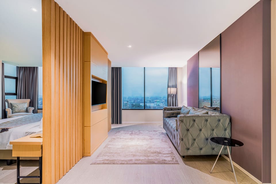 Presidential Suite | Living area | 41-inch LCD TV with cable channels, TV, fireplace