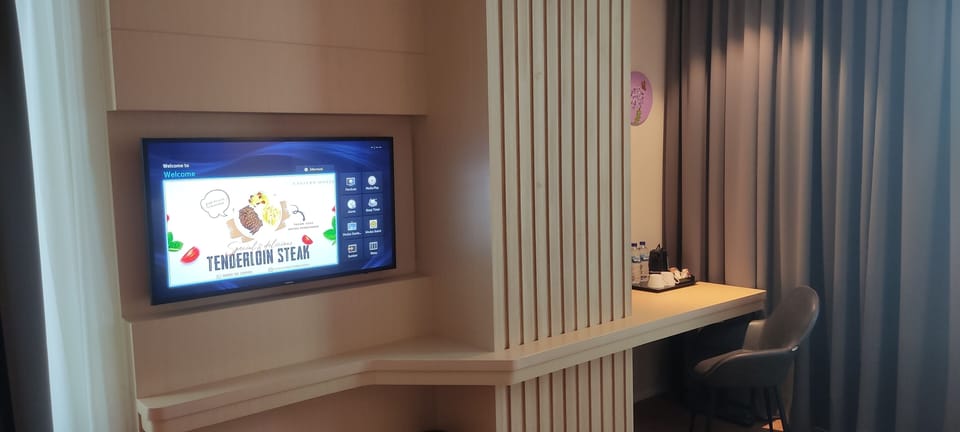 Junior Room | Living area | 41-inch LCD TV with cable channels, TV, fireplace