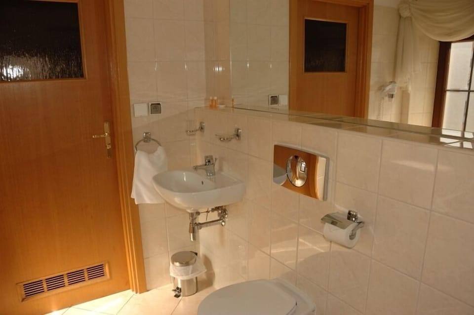 Combined shower/tub, free toiletries, hair dryer, towels