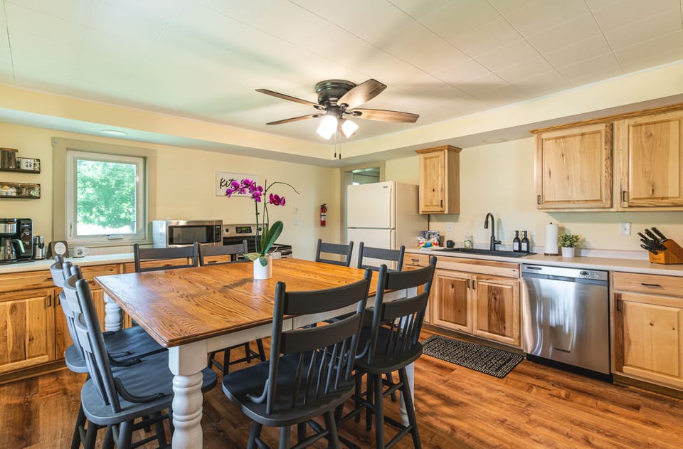 Fully equipped kitchen with a large table that comfortably seats eight people.