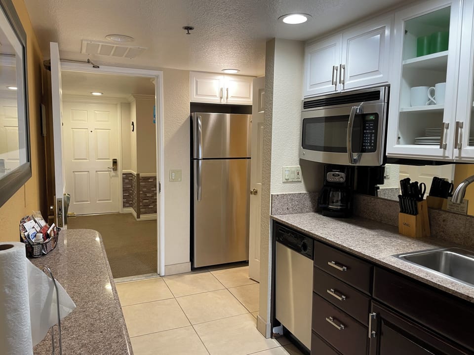 Full fridge, toaster, coffee maker, blender, big pots & lots cooking tools