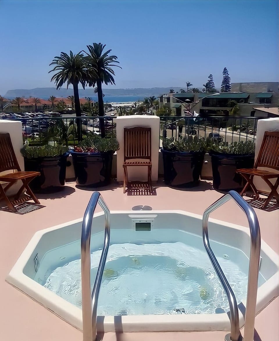 Hot tub on our rooftop terrace, with beach & ocean beyond