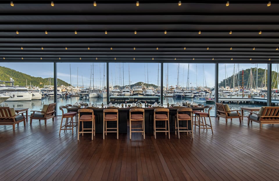6 restaurants; lunch and dinner served