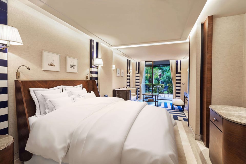 Deluxe Suite, 1 King Bed | Minibar, in-room safe, desk, free WiFi