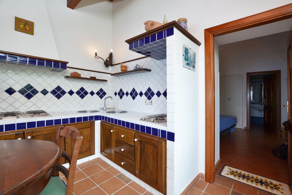 The equipped kitchen close to the double bedroom