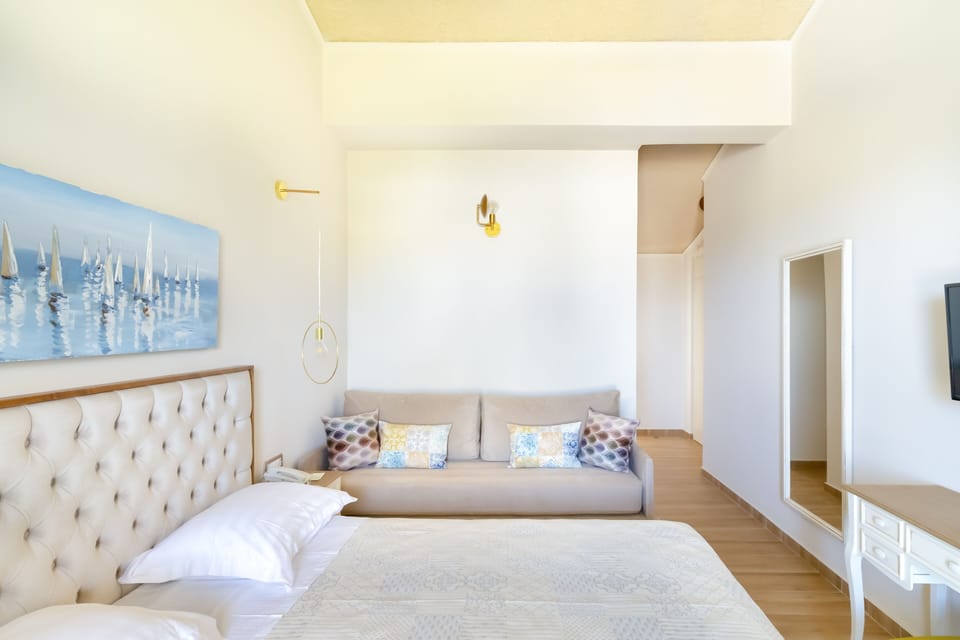 Junior Suite, Sea View | Minibar, in-room safe, free WiFi, bed sheets