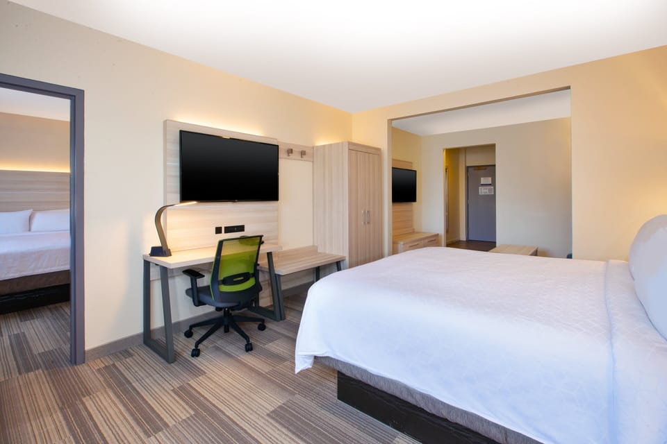 Egyptian cotton sheets, premium bedding, in-room safe, desk